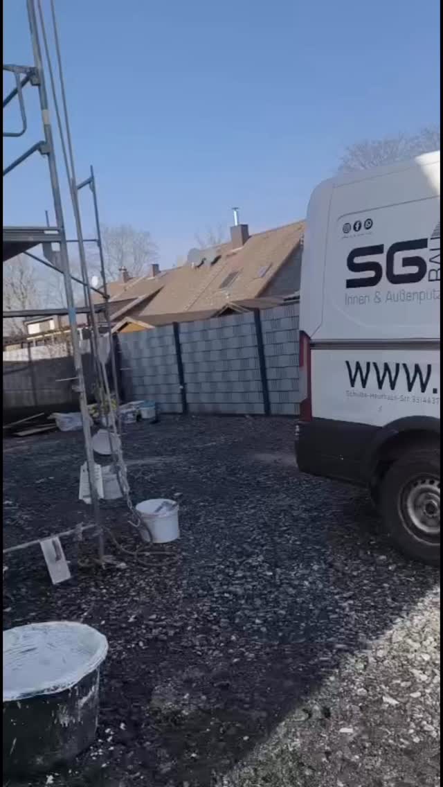 Die warmen Tage haben wir optimal genutzt, um die Fassade fachgerecht aufzubringen. ☀️

Mit einem starken Team, klar abgestimmten Abläufen und viel Präzision im Detail sind wir einen großen Schritt weitergekommen. Genau hier zeigt sich, wie wichtig echtes Teamwork ist: Jeder Handgriff sitzt und gemeinsam entsteht Qualität, auf die man langfristig bauen kann.

Dabei setzen wir bewusst auf hochwertige Produkte, die für Langlebigkeit, Schutz und eine saubere Grundlage sorgen. Denn eine Fassade ist nicht nur Optik sie ist Substanz, Schutz und Werterhalt.

Jetzt fehlt nur noch der finale Anstrich, dann bekommt das Projekt seinen letzten Schliff. 🎨
Wir freuen uns auf das Endergebnis!

#Teamwork #außenputz #Handwerk #Fassade #Fassadenbau